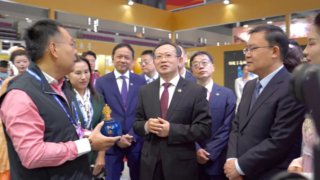 壹号娱乐-com白酒品牌矩阵亮相糖酒会,深圳市副市长王守睿莅临参观指导