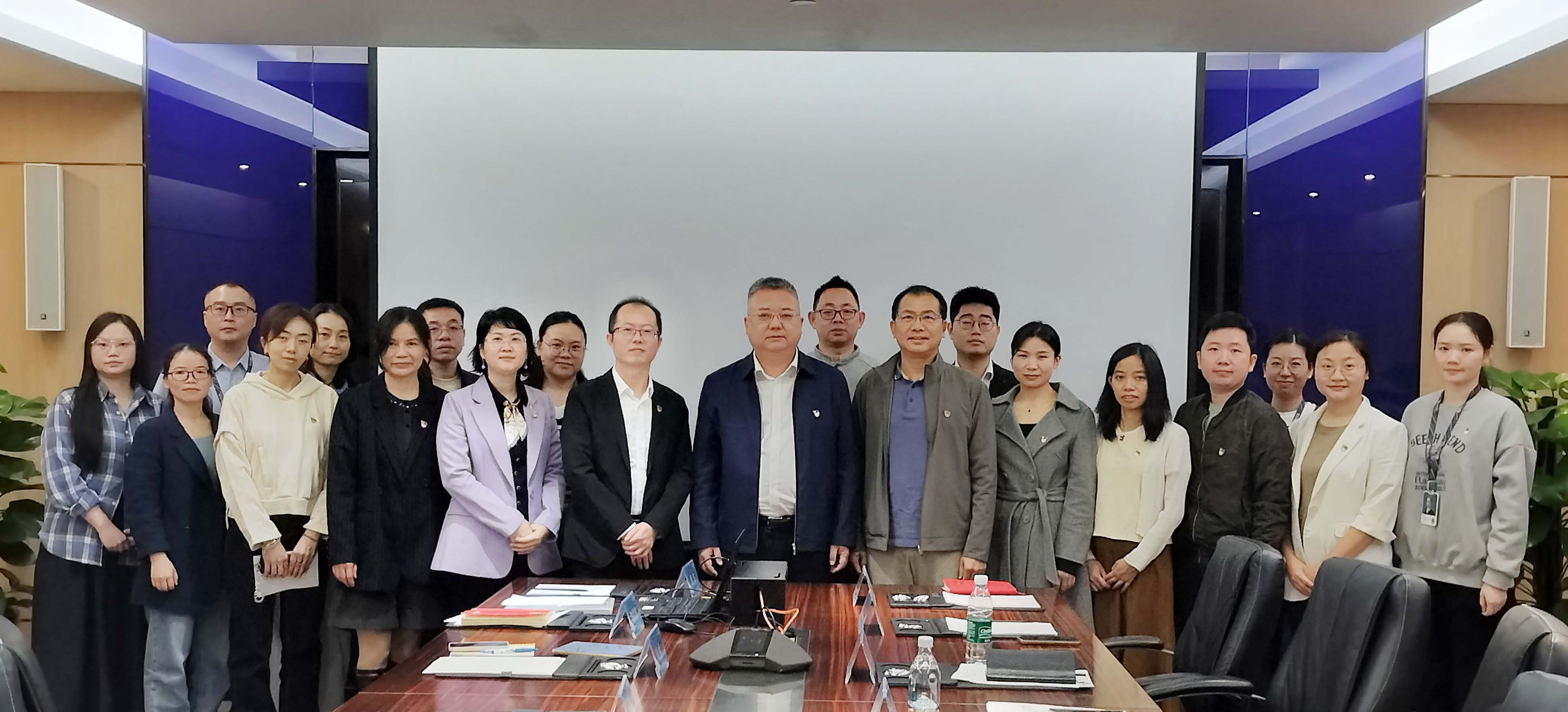 李程任深圳市壹号娱乐-com供应链股份有限公司党委书记，钟志华任党委副书记、纪委书记